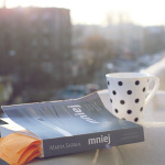 „Mniej” Marty Sapały – książka, którą każdy powinien w grudniu przeczytać