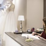 Jak wygląda praca w salonie sukien ślubnych? Zawodowe Dziewczyny z Basią Kwintą